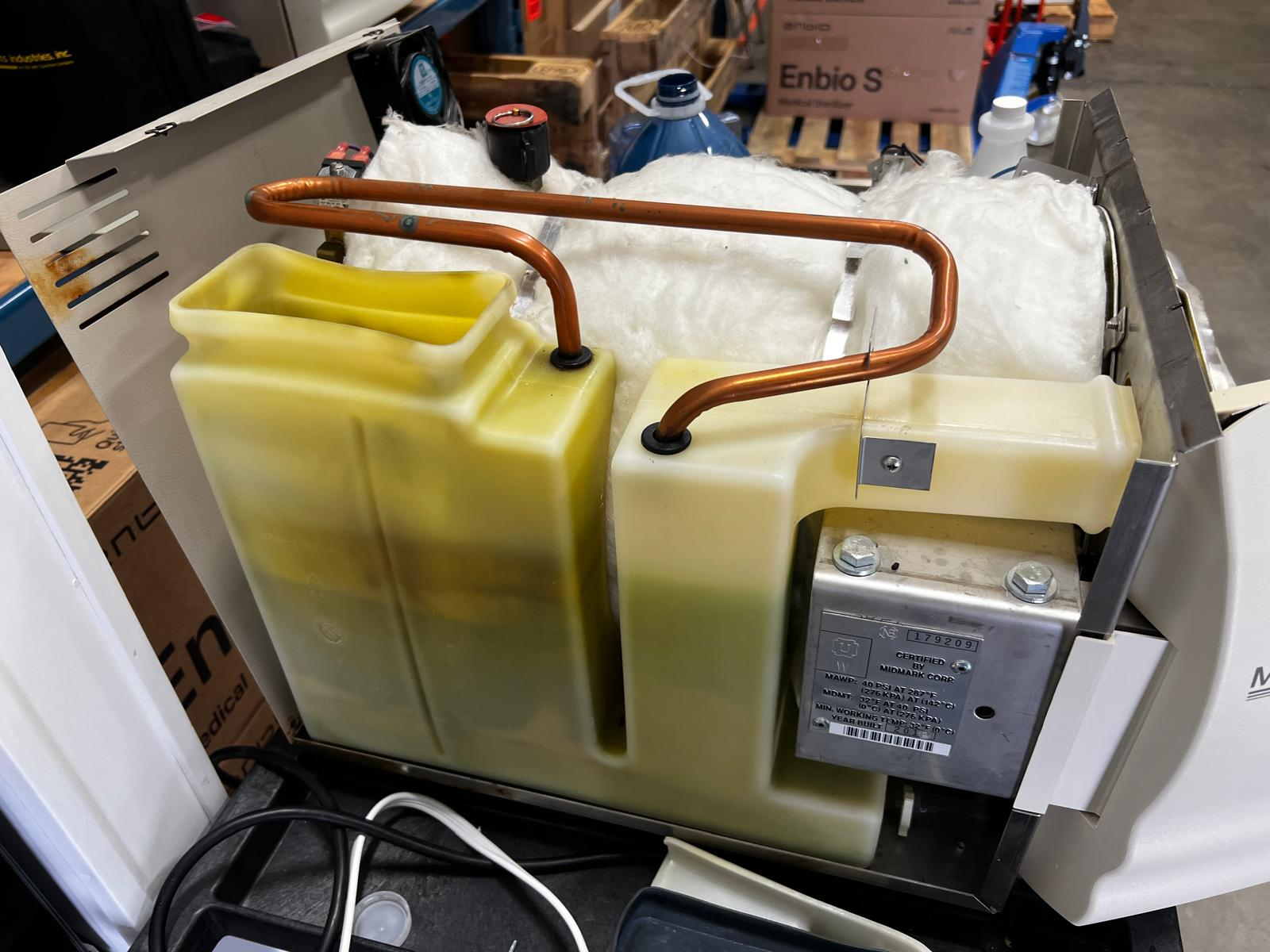 Autoclave water reservoir and water level check